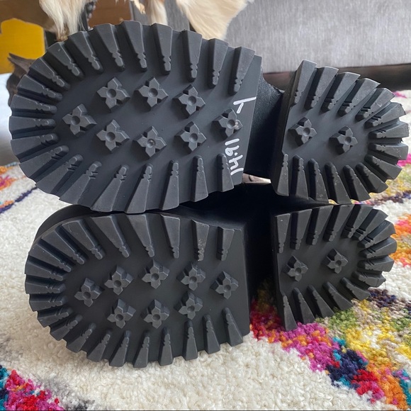 SOLD Rare 90s Y2K Platform Skechers Boots - Picture 4 of 8